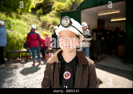 Kleiner Junge mit Schutzhelm Helm - Touristen bei Dolaucothi Goldmine National Trust Carmarthenshire west wales UK Stockfoto