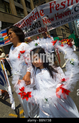 Filipino Amerikaner aus der Tri-State-Bereich marschieren in die Philippinen Independence Day Parade auf der Madison Avenue in New York Stockfoto