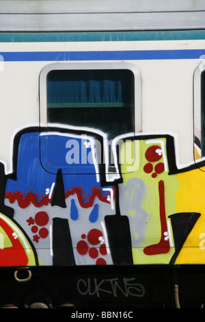 Bahn-Wagen und Türen mit Graffiti bedeckt Stockfoto