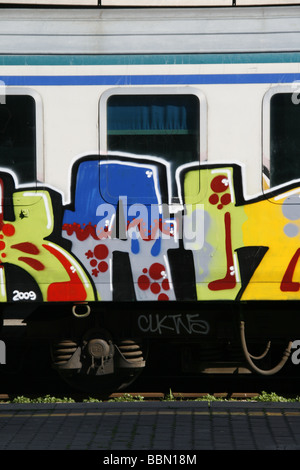 Bahn-Wagen und Türen mit Graffiti bedeckt Stockfoto