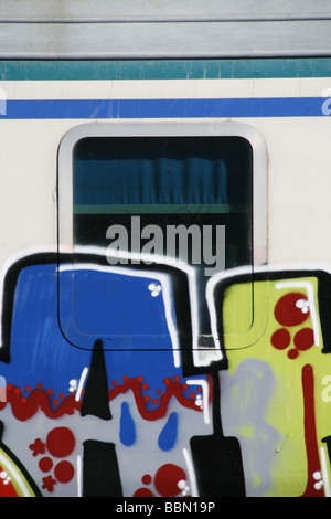 Bahn-Wagen und Türen mit Graffiti bedeckt Stockfoto