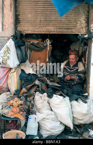 Schuhmacher in seinem Schuh-Shop in der Medina, Marrakesch, Marokko, Afrika Stockfoto