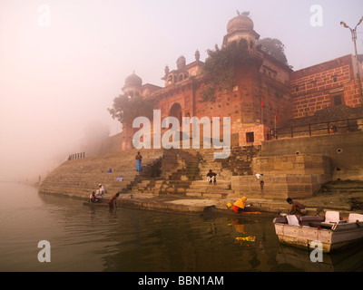 Fluss Ganges, Varanasi, Indien; Menschen, die im Fluss Baden Stockfoto