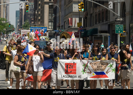 Filipino Amerikaner Studenten von LaGuardia High Schulbrunnen März an der Philippinen Independence Day Parade in New York Stockfoto