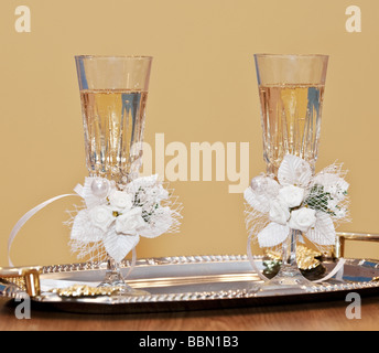Brille Brille mit einem Champagner Hochzeit verziert dekorative Blume Stockfoto