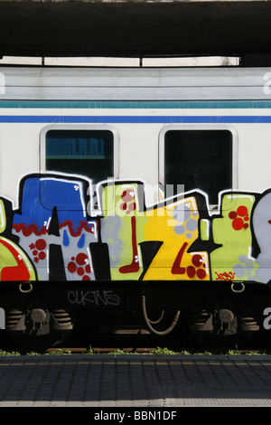 Bahn-Wagen und Türen mit Graffiti bedeckt Stockfoto