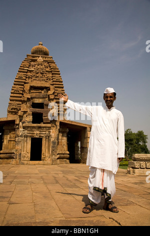 Eine Anleitung, gekleidet in weißer Baumwolle Dhoti und Kapi, die Tracht des Nordens Karnataka, zeigt sich ein Tempel von Pattadakal. Stockfoto