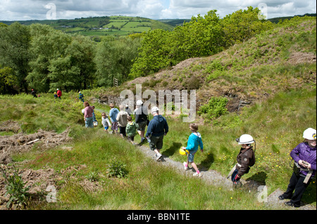 Gruppe von Touristen zu Fuß auf Weg an Dolaucothi Goldmine National Trust Carmarthenshire west wales UK Stockfoto