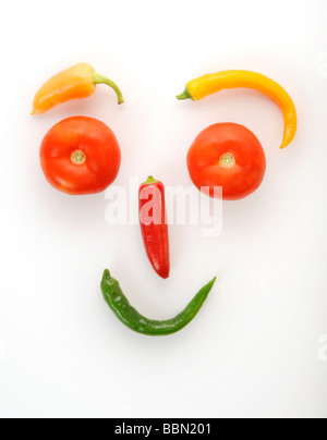 Smiley, gemacht von Gemüse, Tomaten, Paprika Stockfoto