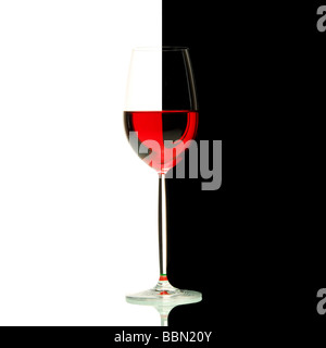 Rosé-Wein im Glas, schwarz / weiß Stockfoto