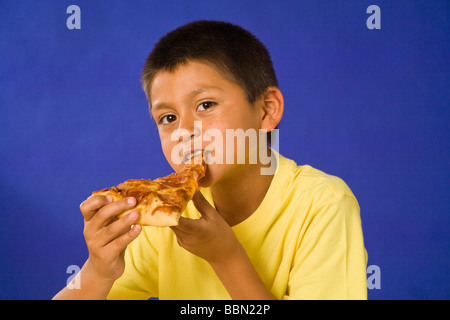 Porträt des jungen spanischen Essen Stück Pizza, Studio gedreht ausgeschnitten Herr © Myrleen Pearson Stockfoto