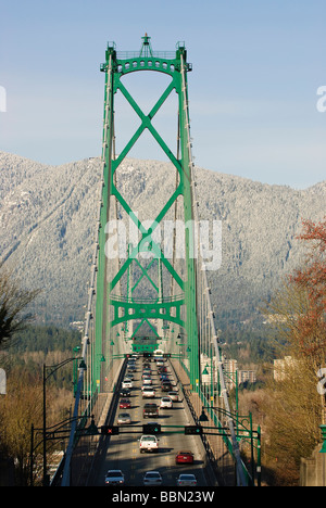 Ein Blick auf Vancouver s Lions Gate Bridge mit dem Schnee bedeckt Grouse Mountain als Kulisse März 2009 Stockfoto