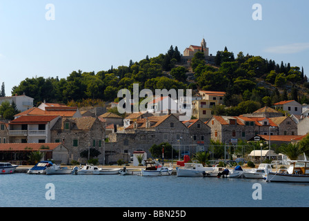 Die St.-Nikolaus-Kirche mit Blick auf die malerische Stadt von Tribunj auf dalmatinischen Küste von Kroatien Stockfoto