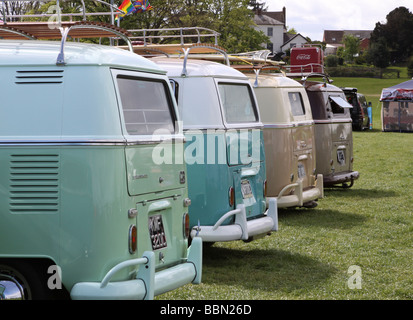 VW Camper vans zeigt die Rücken aufgereiht Stockfoto