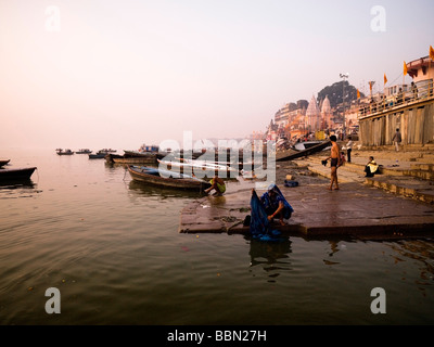 Fluss Ganges, Varanasi, Indien; Menschen, die ihre Wäsche im Fluss Stockfoto