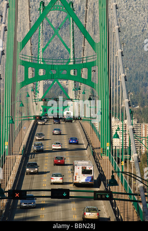 Ein Blick auf Vancouver Lions Gate Bridge mit Schnee bedeckt Grouse Mountain als Kulisse März 2009 Stockfoto