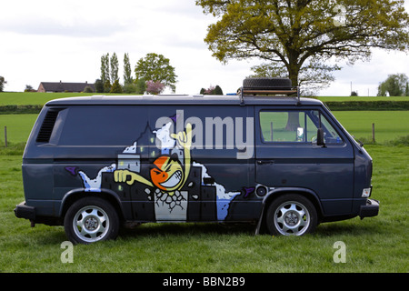 VW Transporter van mit Graffiti gemalt auf der Seite Stockfoto