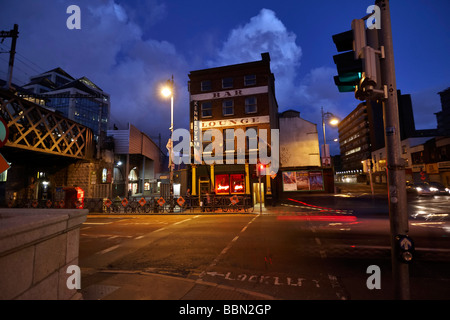 Ein Abend Sturm baut hinter Kennedys Pub in Dublin, Irland Stockfoto