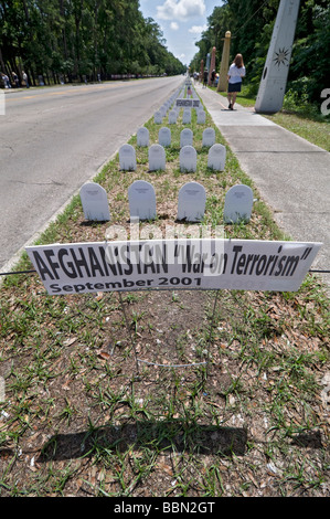 US-Memorial Day Einhaltung zeigen Grabsteine gefallene US-Soldaten im Krieg gegen den Terrorismus im Irak und in Afghanistan vertreten. Stockfoto
