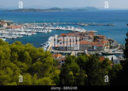 Anzeigen von Kirche des Heiligen Nikolaus des alten Teil der Stadt und moderne Marina Tribunj an dalmatinischen Küste von Kroatien Stockfoto