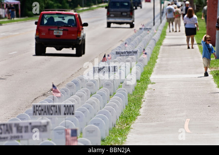 US-Memorial Day Einhaltung zeigen Grabsteine gefallene US-Soldaten im Krieg gegen den Terrorismus im Irak und in Afghanistan vertreten. Stockfoto