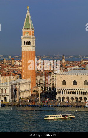 Blick auf den Glockenturm Campanile und den Markusplatz, Venedig, Italien, Europa Stockfoto