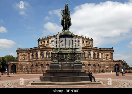 Denkmal von König Johann, erbaut 1889, Semperoper auf Rückseite, Dresden, Sachsen, Deutschland, Europa Stockfoto