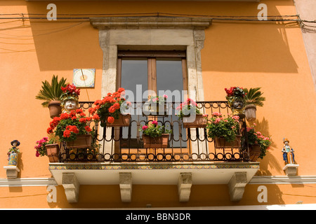 Balkon mit Blumen von Corso Umberto von Piazza IX Aprile Taormina Sizilien Italien dekoriert Stockfoto