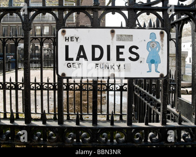 Damen WC Schild verunstaltet. Lämmer Conduit Street, Bloomsbury, London, England, Vereinigtes Königreich Stockfoto