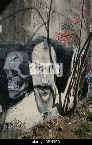 Mannes Portrait und Schädel Graffiti unter Brücke in Rom Italien Stockfoto