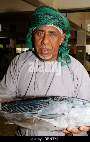 Omanische Fischhändler in Mutrah Fischmarkt, Muscat, Sultanat Oman, Arabien, Nahost Stockfoto