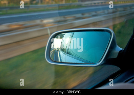 Reflexion in einem Spiegel. Transport, Autobahn, Straße, Autobahn, Transport, Rückseite, Ansicht, Seite, Spiegel, schnell, Bewegung, Geschwindigkeit, Auto Stockfoto