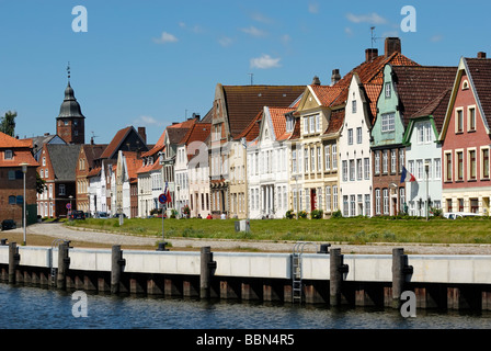 Glueckstadt, historische Hausreihe am Binnenhafen mit Wiebke Kruse-Turm im Hintergrund, Landkreis Steinburg, Schleswig-Holst Stockfoto