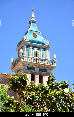 Der Kartäuser-Kloster-Glockenturm aus Gärten, Gemeinde Valldemossa, Mallorca, Balearen, Spanien Stockfoto