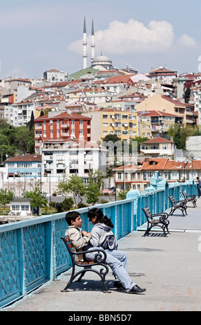 Junge türkische paar auf einer Bank, Panorama der Suetluece Moschee, Goldenes Horn, Istanbul, Türkei Stockfoto