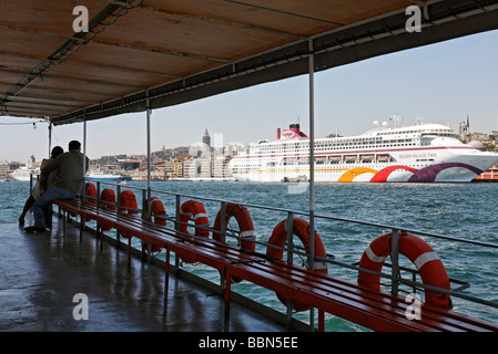 Blick vom Deck der Fähre auf Kreuzfahrtschiffen am Kai von Tophane, Bosporus, Istanbul, Türkei Stockfoto