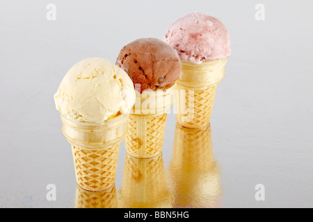 Vanille-Erdbeer und Schokolade Eis in einem Kegel Stockfoto