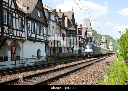 Eine Express Zug Weg befindet sich direkt vor der alten Stadt Bacharch Unesco Welt Kulturerbe Oberes Mittelrheintal, B Stockfoto