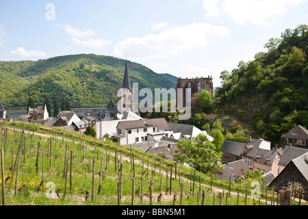 Blick auf die Peterskirche und die Ruine der Wernerkapelle in der alten Stadt Bacharch, Unesco World Heritage oberen mittleren Rh Stockfoto