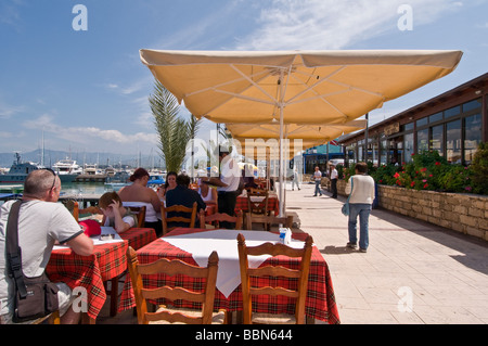 Essen in der Sonne - Mittag an der Hafenpromenade von Paphos.  Zypern, April 2009 Stockfoto