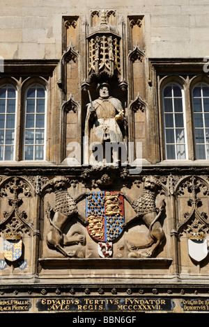 Statue von Henry VIII der Gründer des Trinity College auf dem großen Tor Trinity College Cambridge uk Stockfoto