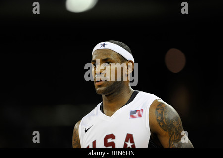 Cleveland Cavaliers weiterleiten LeBron James in Aktion während einer freundlichen Basketball-Tour vor der Olympiade in Peking 2008 in Macao Stockfoto