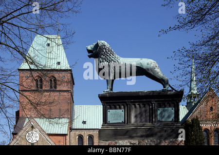 Löwendenkmal vor der Ratzeburger Dom, Ratzeburg, Schleswig-Holstein, Deutschland, Europa Stockfoto