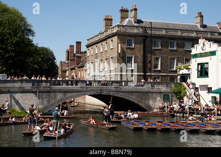 Bootfahren auf dem Fluss Cam in der Nähe von Granta Ort mit Silber street Bridge im Hintergrund Cambridge uk Stockfoto