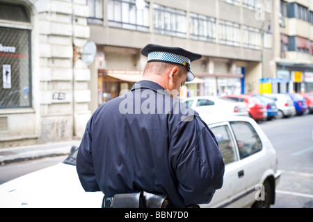 Polizist Strafzettel schreiben, im Zentrum Stadt Prag, Tschechische Republik Stockfoto