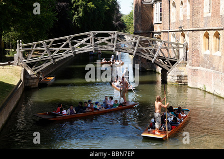 die hölzerne Brücke über den Fluss Cam auch bekannt als die mathematische Brücke Cambridge uk Stockfoto