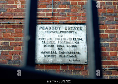 Peabody Immobilien unterschreiben Warnung gegen Ballspiele, Radfahren, Rollschuhlaufen, Straßenhändler und Straßenmusikanten auf einem privaten Grundstück Stockfoto