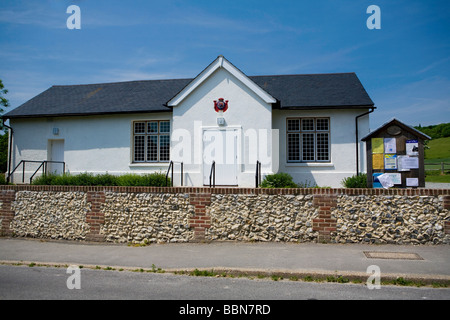 East Dean Village Hall mit Sussex Feuerstein Wand vor, West Sussex, Großbritannien Stockfoto