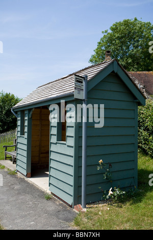 Ein hübsches blau Holz- Bushaltestelle im Dorf East Dean, West Sussex, Großbritannien Stockfoto