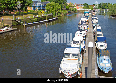 private Boote vertäut an der Themse in Teddington, Middlesex, England, von Teddington Bridge gesehen Stockfoto